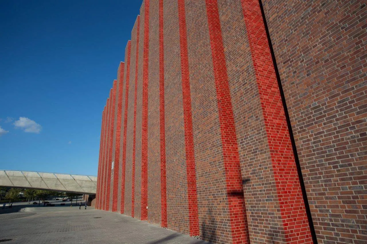 Zdjęcie Cegła z czego powstaje? Odkryj tajemnice materiałów i procesów