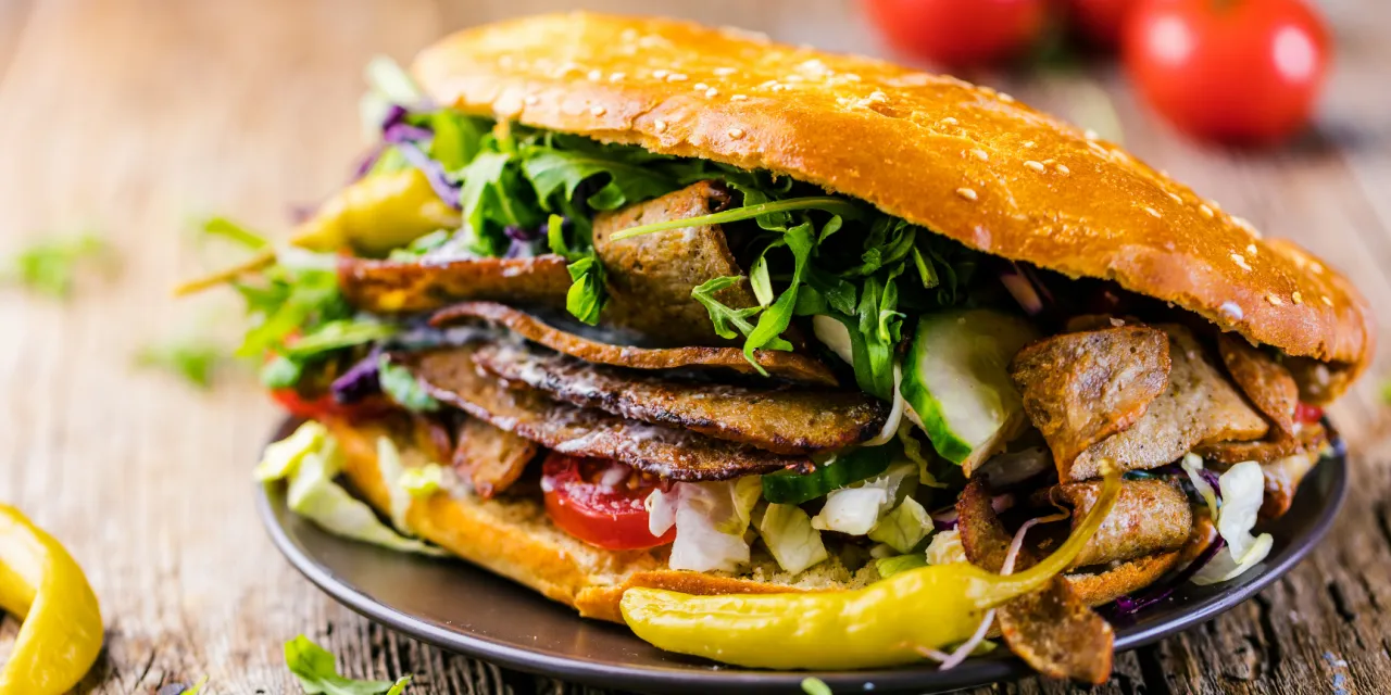 Zdjęcie Ile kalorii ma kebab w cieście? Zaskakujące różnice w kaloriach