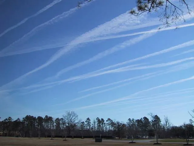 Zdjęcie Co to jest zjawisko chemtrails? Fakty, mity i nauka na ten temat