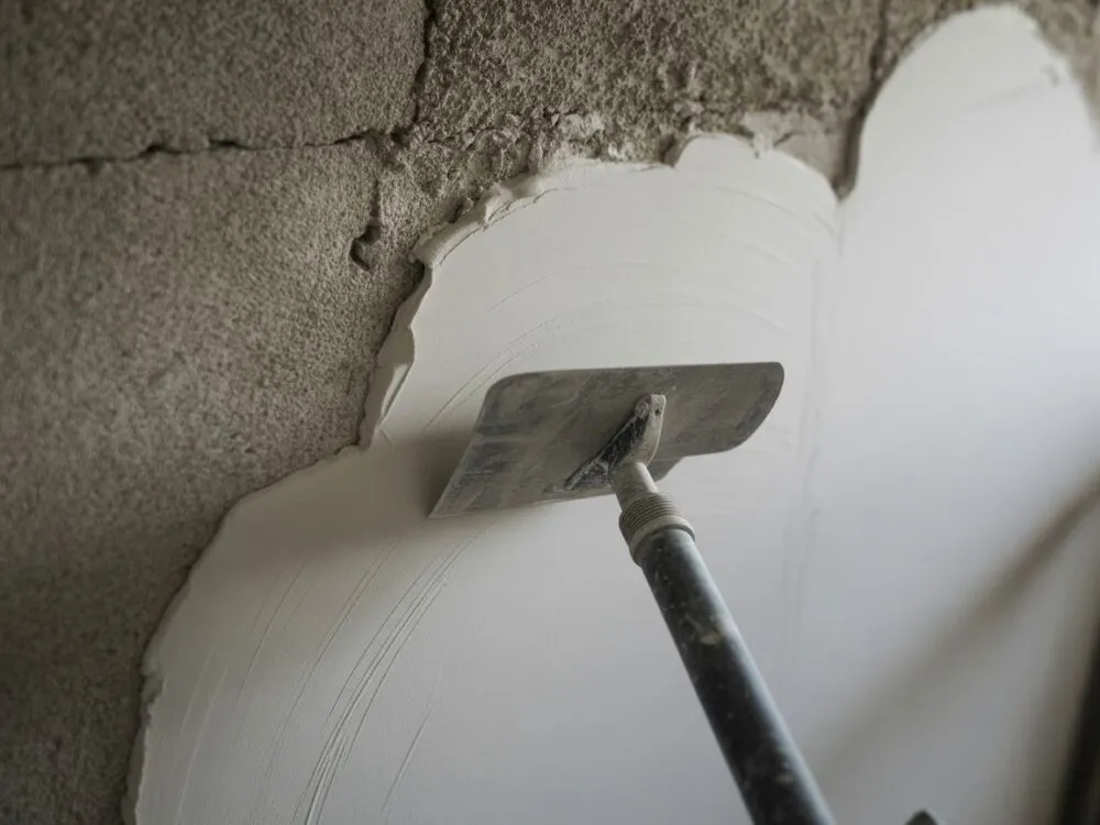 Zdjęcie Jak kłaść tynk silikonowy - unikaj najczęstszych błędów i problemów