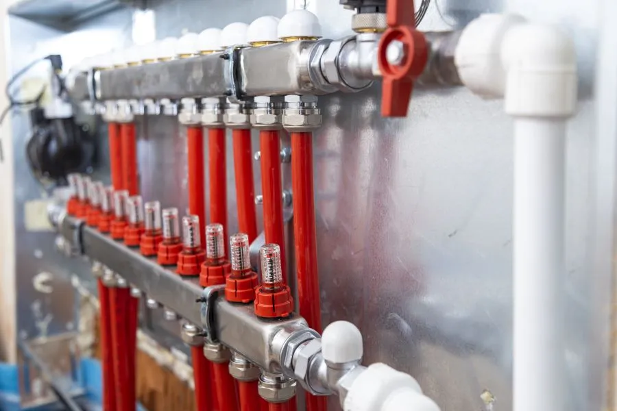 Zdjęcie Jak działa rozdzielacz ogrzewania podłogowego i dlaczego jest kluczowy?