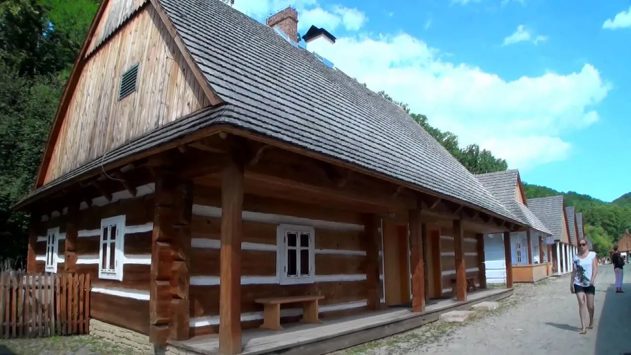 Zdjęcie Wirtualny spacer po skansenie w Sanoku – odkryj unikalne atrakcje
