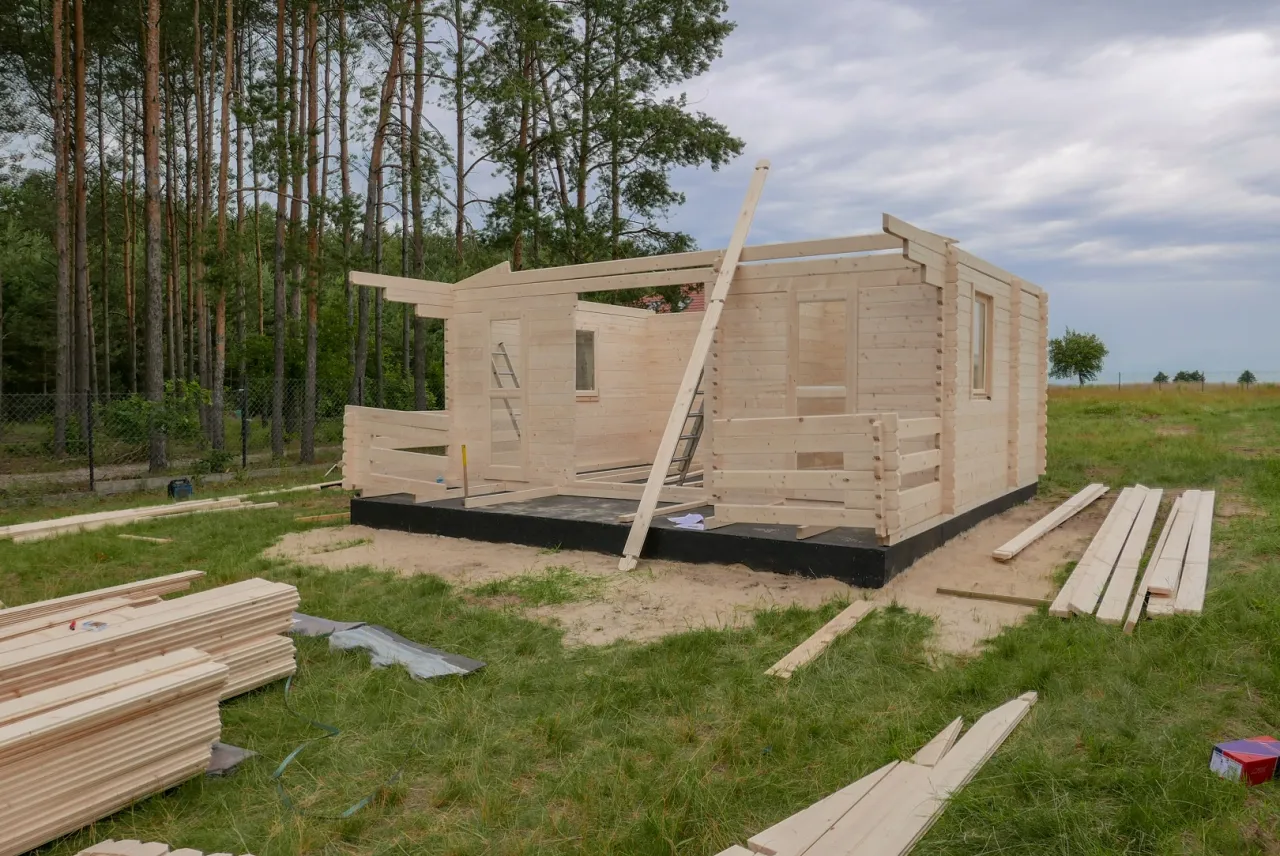 Zdjęcie Czy na działce budowlanej można postawić domek letniskowy bez problemów?