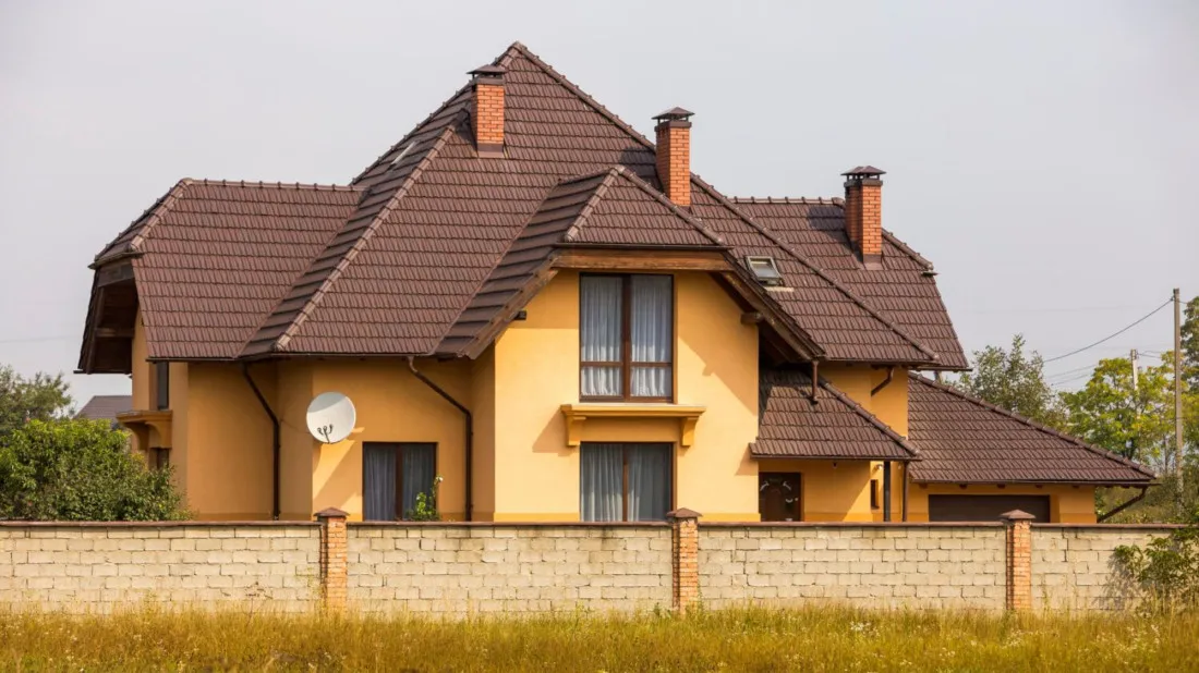 Zdjęcie Jaki kolor ogrodzenia do brązowego dachu? Oto najlepsze wybory