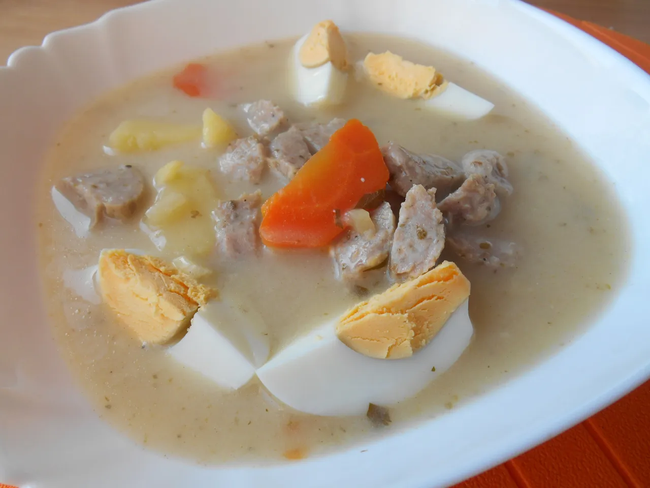 Zdjęcie Jak zrobić żurek z butelki z białą kiełbasą – prosty przepis na smaczny obiad