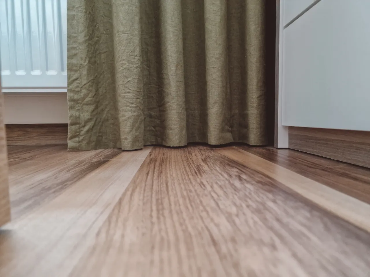 Zdjęcie Jaka długość zasłon w salonie? Kluczowe porady dla idealnego wyboru
