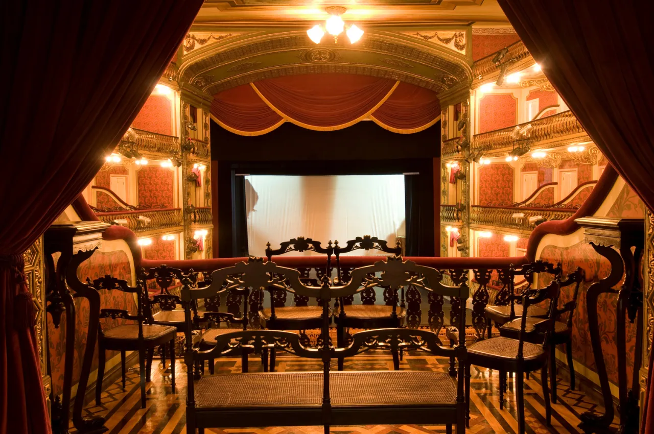 Zdjęcie Jak się ubrać do teatru latem, by czuć się elegancko i komfortowo