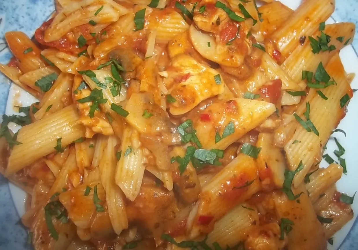 Zdjęcie Prosty przepis na penne z kurczakiem i pieczarkami – smaczny obiad w 30 minut