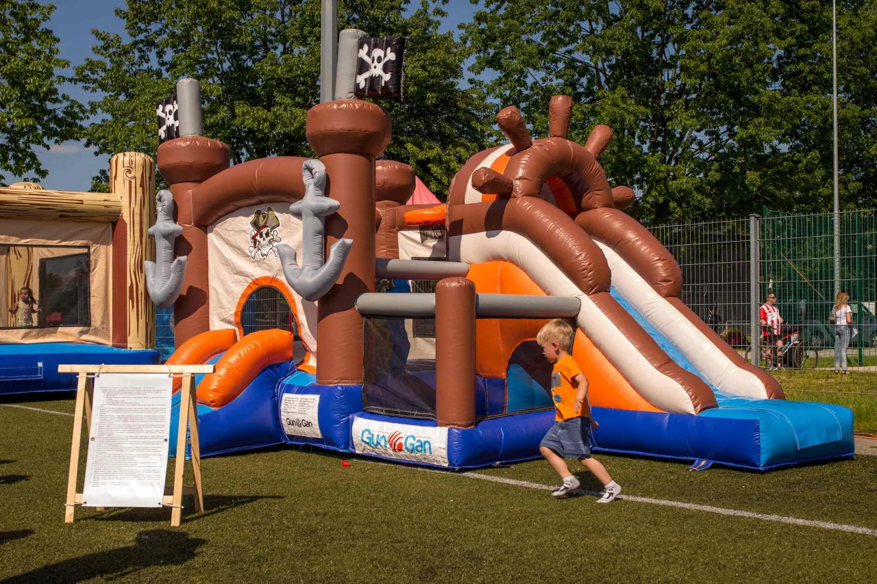 Zdjęcie Ile można zarobić na dmuchanym zamku? Zaskakujące fakty i liczby