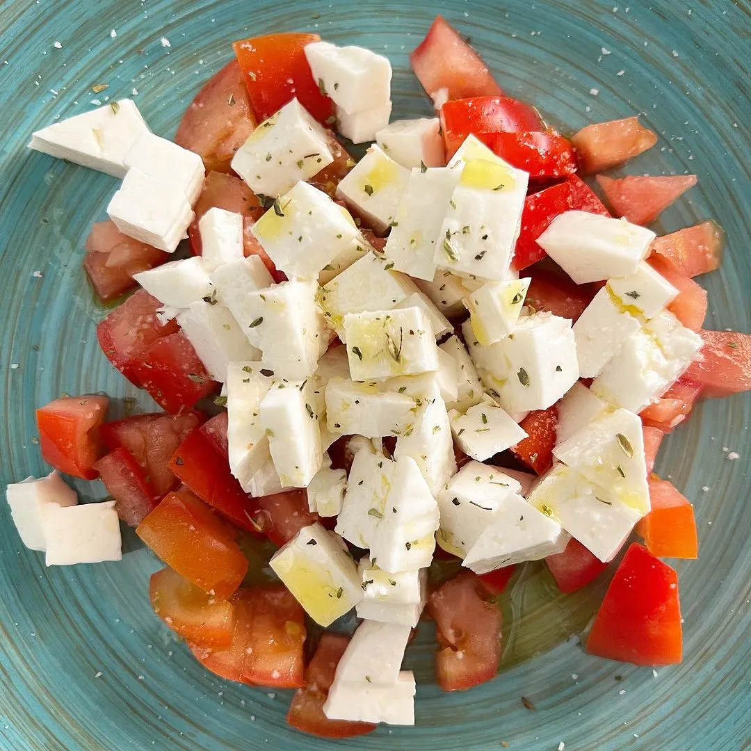 Zdjęcie Ensalada de tomate y queso de cabra: receta fácil y deliciosa para disfrutar