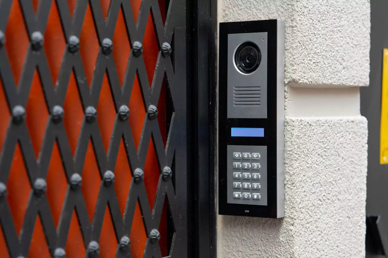 Zdjęcie Ile kosztuje montaż domofonu w domu jednorodzinnym? Sprawdź ceny!