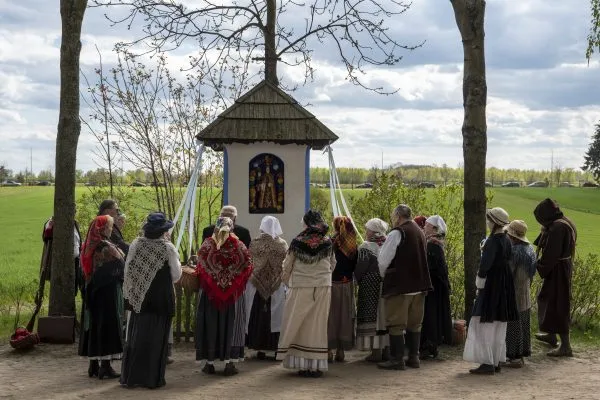 Zdjęcie Ile trwa majówka w kościele? Zaskakujące różnice regionalne!