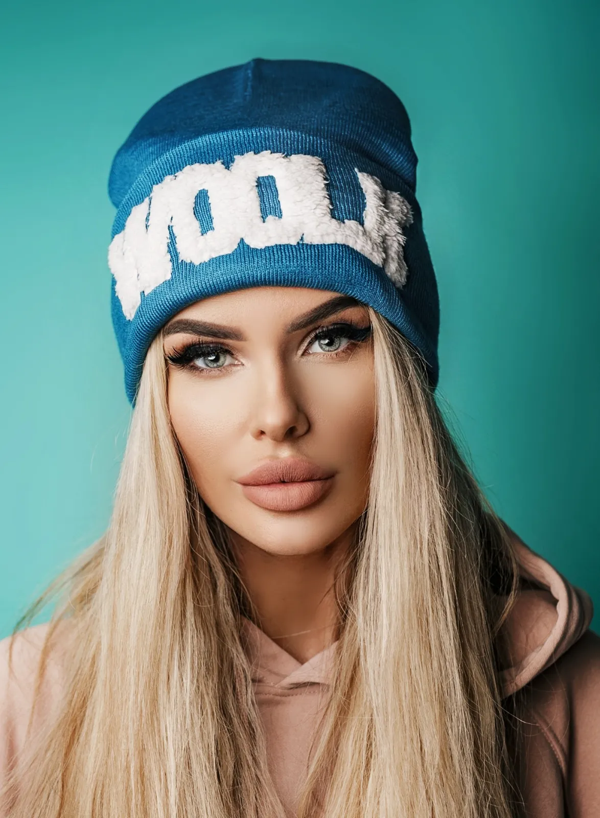 Zdjęcie Najlepsze czapki do okrągłej twarzy: 5 stylów, które Ci schlebiają