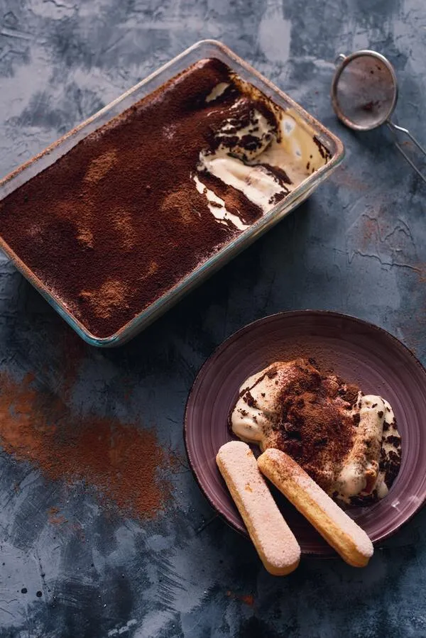 Zdjęcie Czy tiramisu jest z alkoholem? Odkryj, co naprawdę zawiera ten deser
