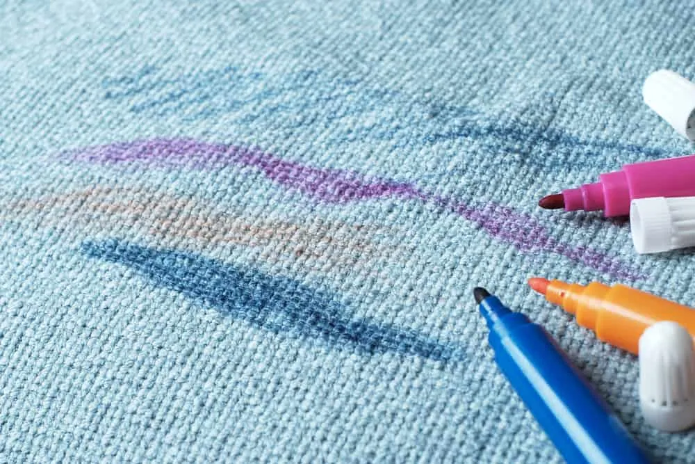 Zdjęcie Skuteczne sposoby na to, czym zmyć marker permanentny z mebli