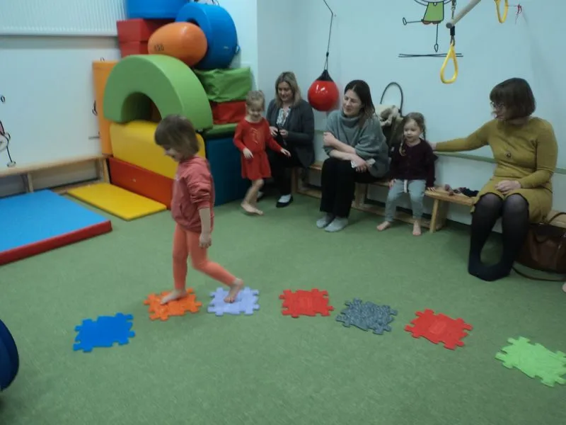 Zdjęcie Integracja sensoryczna na co dzień – praktyczne ćwiczenia i wskazówki dla rodziców