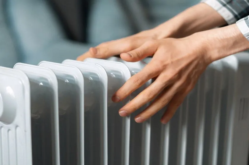 Zdjęcie Ile prądu zużywa grzejnik olejowy 2500W? Sprawdź realne koszty energii