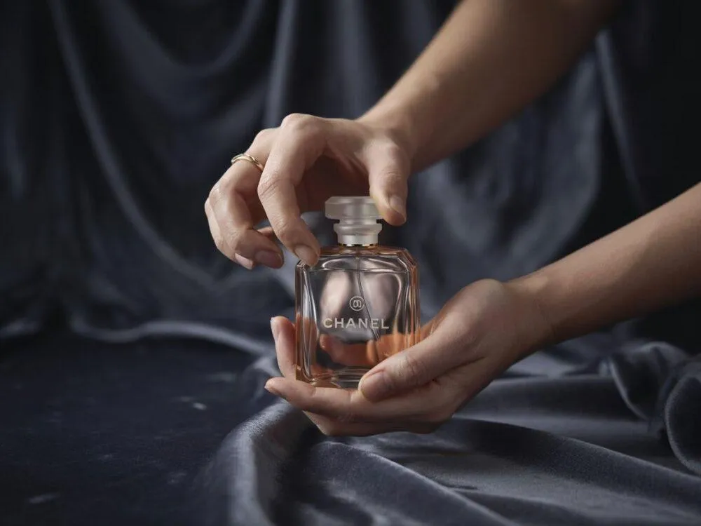 Zdjęcie Jak otworzyć perfumy bez problemów – sprawdzone sposoby na trudności