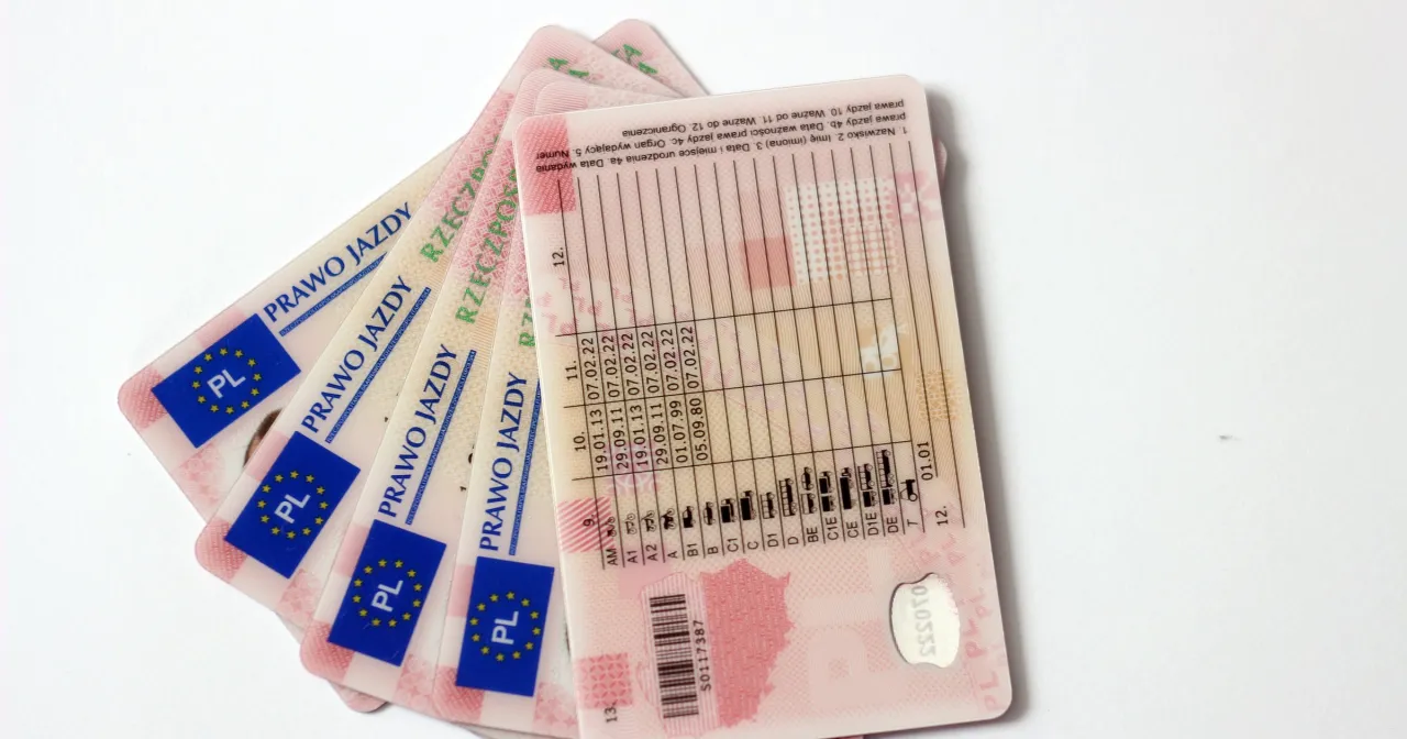 Zdjęcie Jakie dokumenty na prawo jazdy są potrzebne? Sprawdź listę i uniknij błędów!