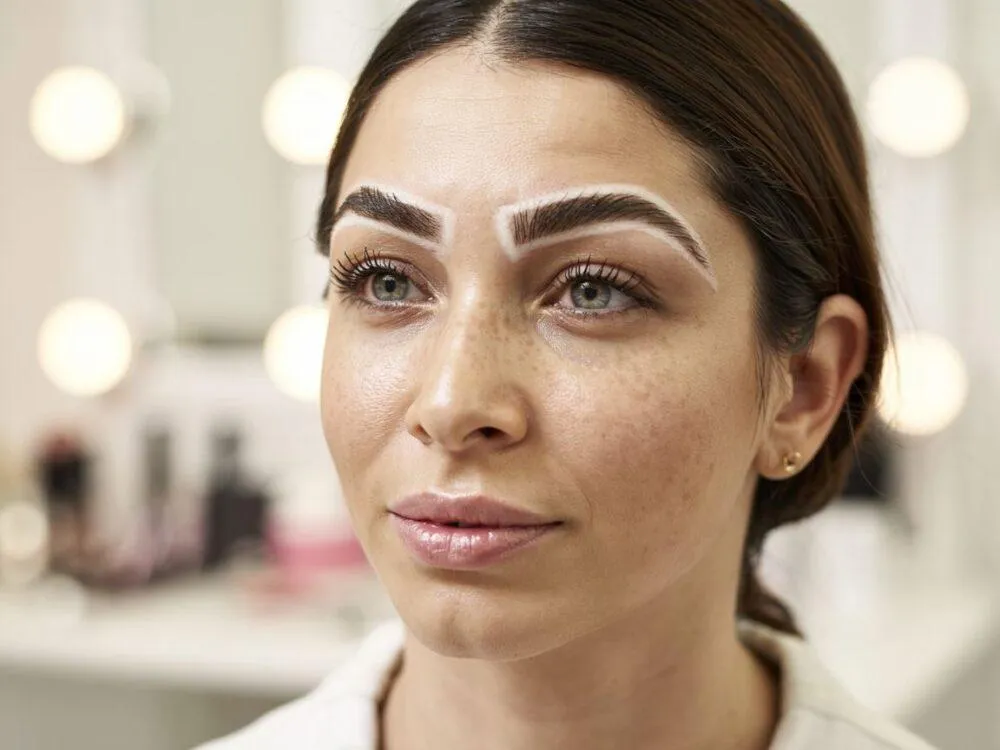 Zdjęcie Makijaż permanentny brwi: Jak długo trwa? Czynniki i wskaz&oacute;wki