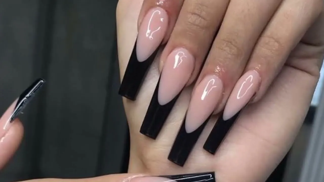 Zdjęcie Schwarze French Nails: Dein Guide für angesagte Designs &amp; DIY-Tricks