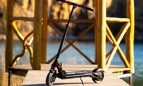 Zdjęcie Ile prądu pobiera ładowanie hulajnogi? Sprawdź koszty i oszczędności