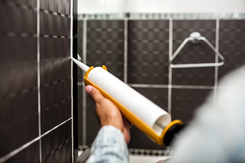 Zdjęcie Fuga czy silikon: co wybrać, aby uniknąć problemów w łazience?