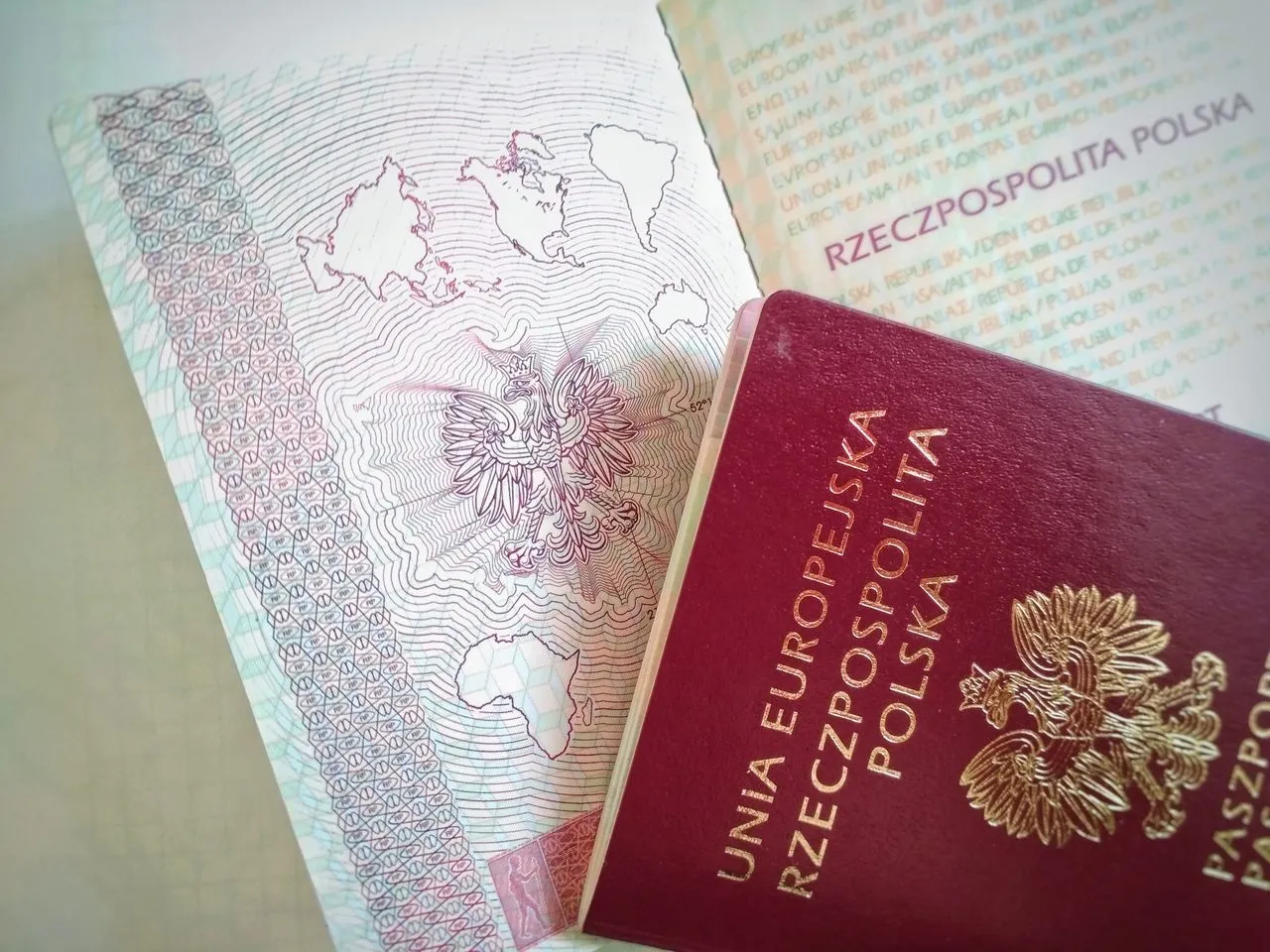 Zdjęcie Gdzie złożyć wniosek o paszport w Warszawie? Sprawdź miejsca i procedury!