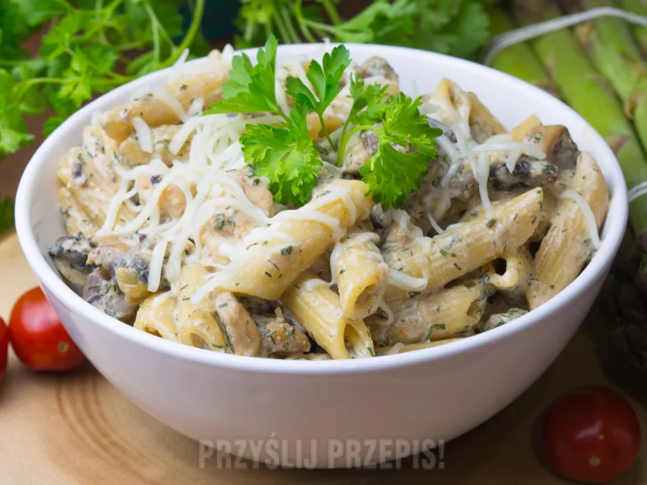 Zdjęcie Makaron penne z kurczakiem i pieczarkami w sosie śmietanowym – prosty przepis na pyszny obiad