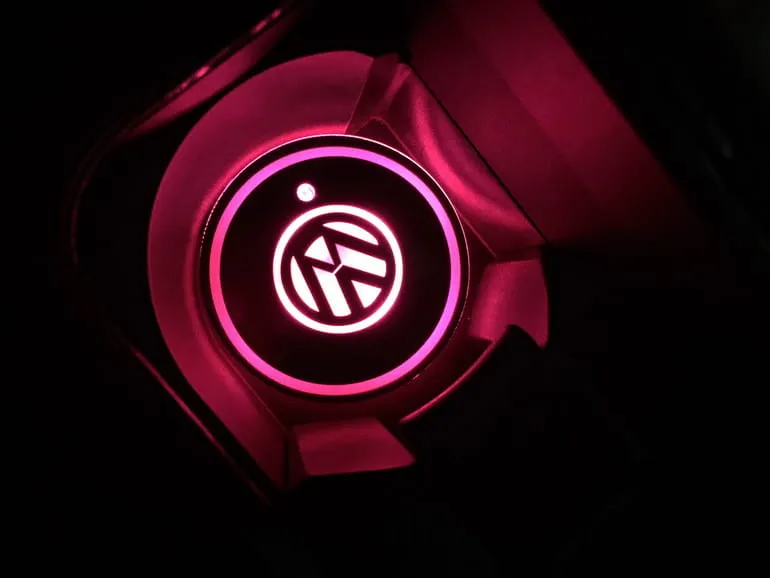 Zdjęcie Logo Volkswagen LED - wszystko co musisz wiedzieć o podświetlanym znaczku VW