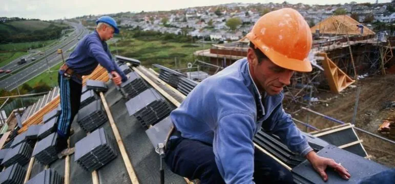 Zdjęcie Co to znaczy dekarz? Kluczowe informacje o tej profesji budowlanej