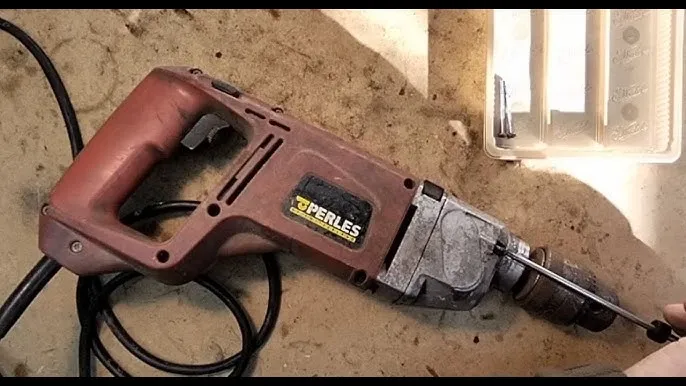 Zdjęcie Udar w wiertarce: co to jest i kiedy się przydaje? Wyjaśniamy