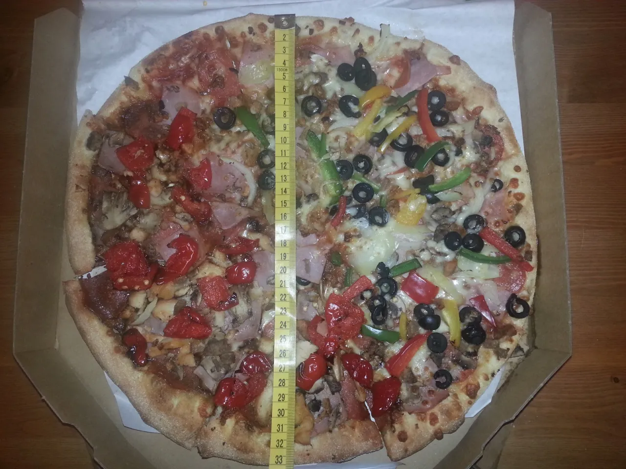 Zdjęcie Duża pizza Domino&#039;s ile cm? Odkryj idealny rozmiar dla grupy