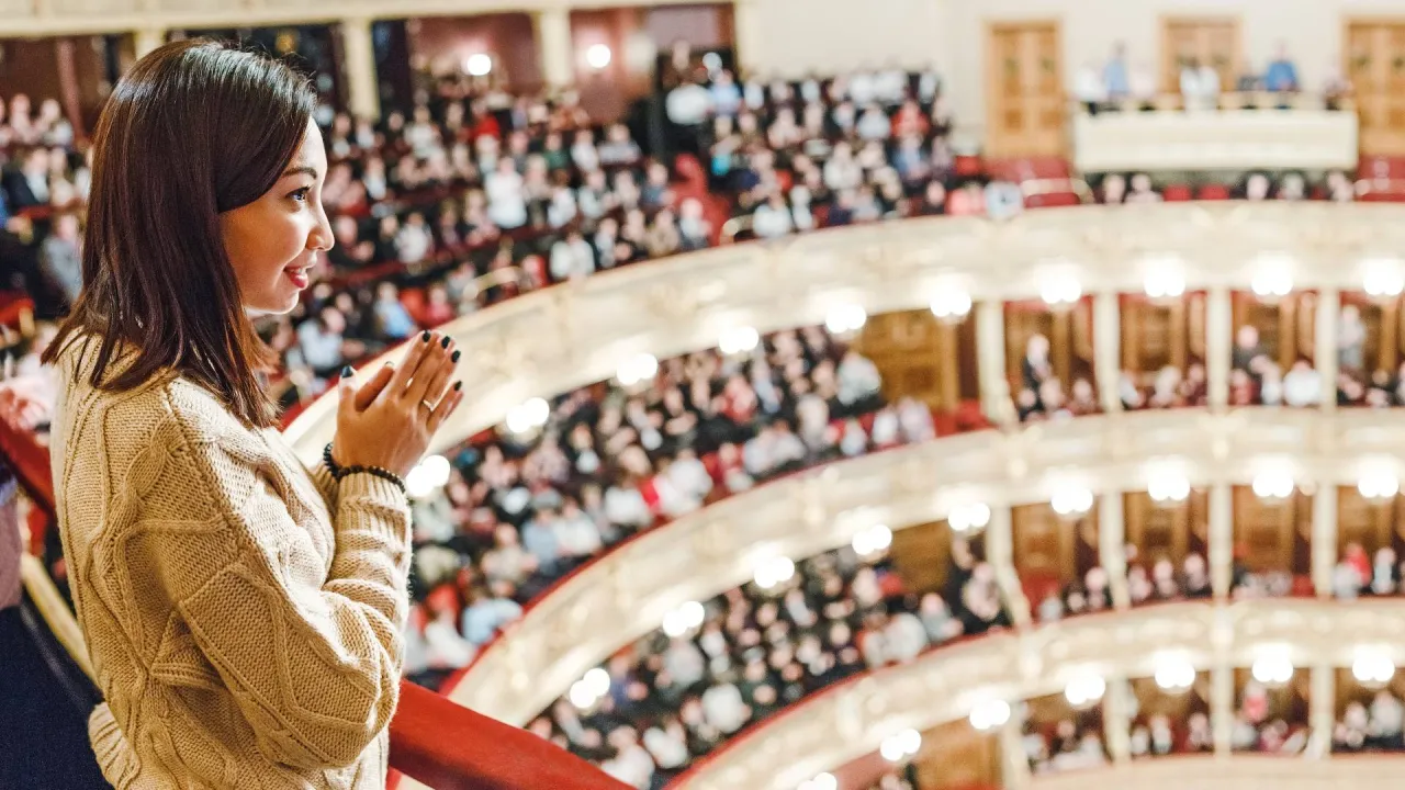 Zdjęcie Jak się ubrać na koncert w teatrze, aby wyglądać elegancko i komfortowo