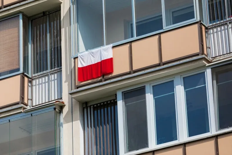 Zdjęcie Jak zawiesić flagę na balkonie - praktyczne porady i wskazówki