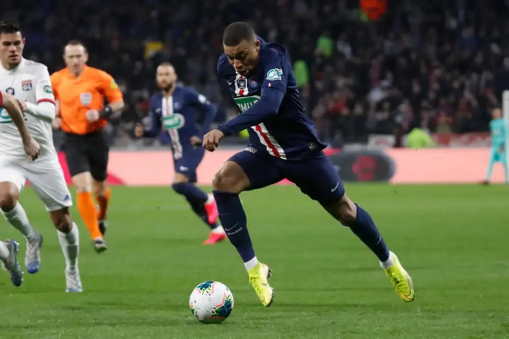 Zdjęcie Ile biega Mbappé? Zaskakujące fakty o jego prędkości na boisku