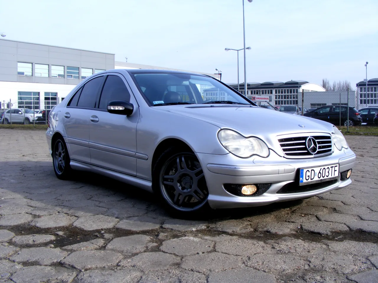 Zdjęcie Mercedes-Benz C32 AMG – dlaczego warto rozważyć ten sportowy sedan?