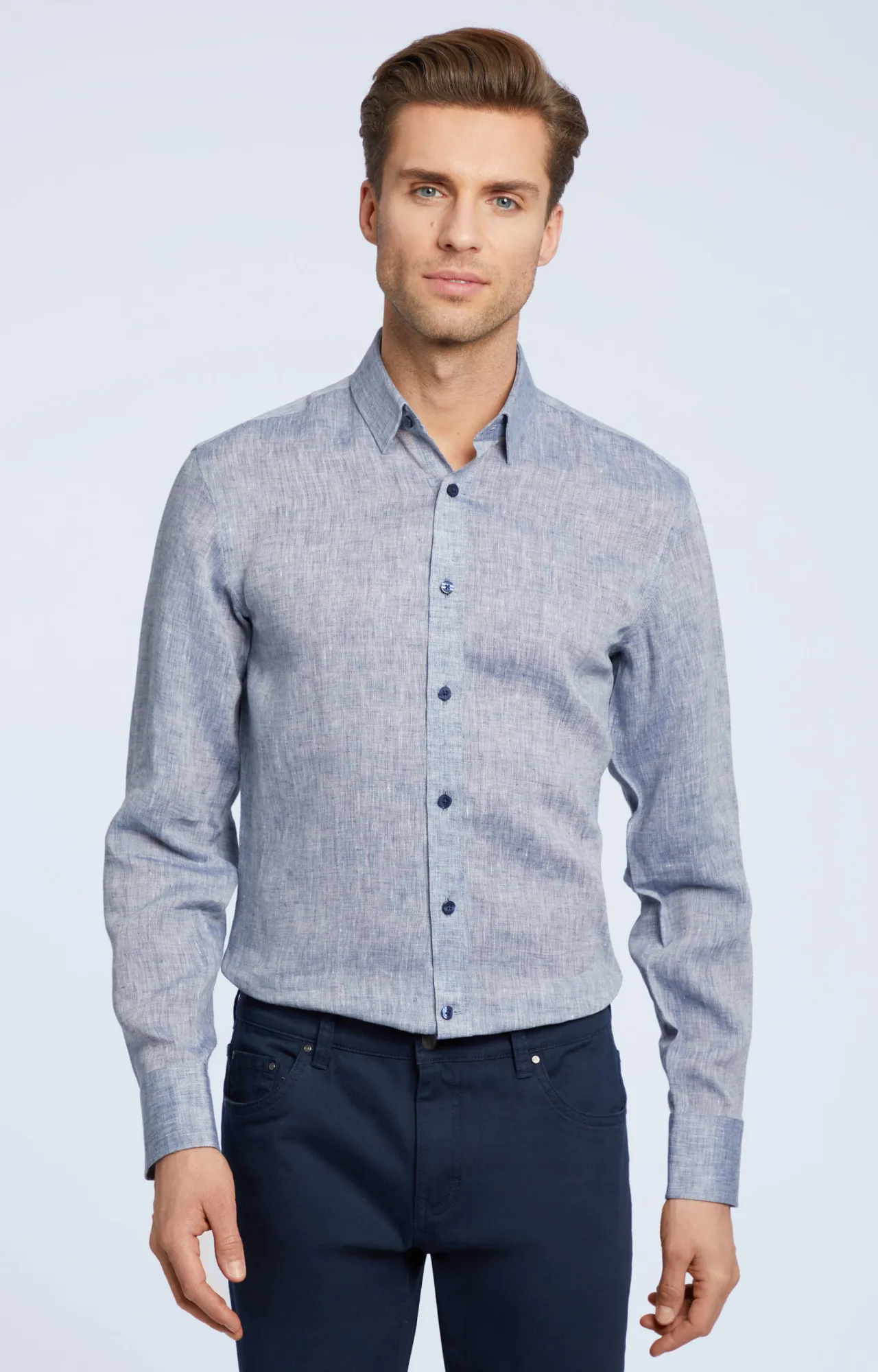 Zdjęcie Granatowa koszula: 10 stylizacji na każdą okazję - od casual po formal