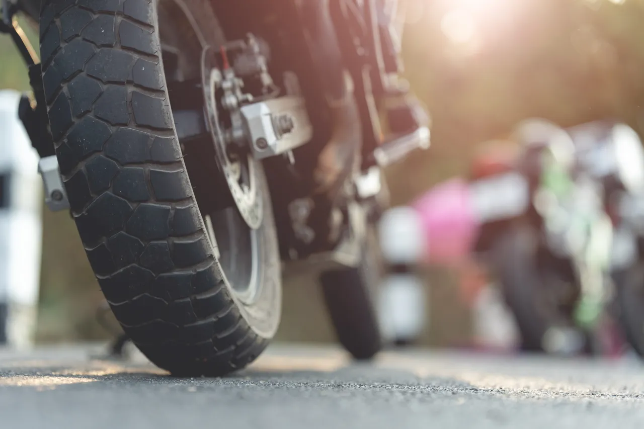 Zdjęcie Jakie opony do motocykla wybrać, aby uniknąć niebezpieczeństw na drodze?