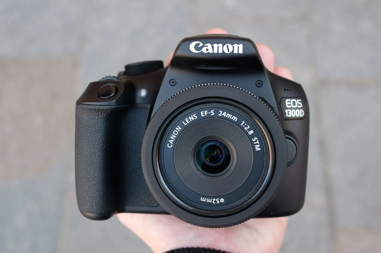 Zdjęcie Najtańsza lustrzanka Canon: wybierz najlepszy model dla początkujących