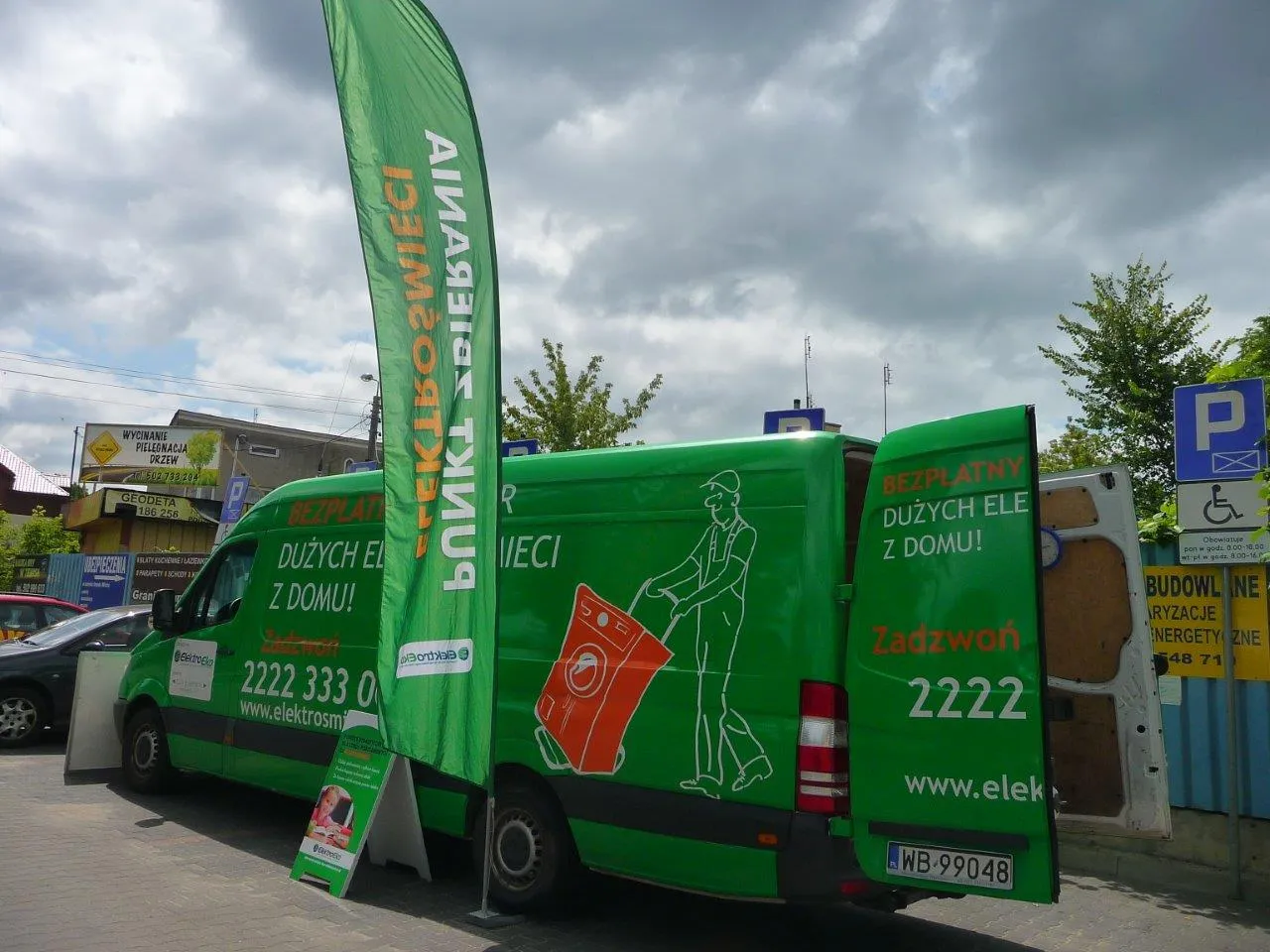 Zdjęcie Samochód który zbiera elektrośmieci z osiedla – jak skorzystać z usługi?