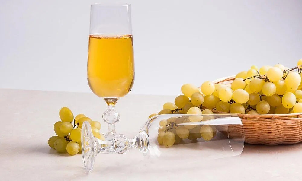 Zdjęcie Jak zrobić wino z białych winogron - prosta receptura krok po kroku