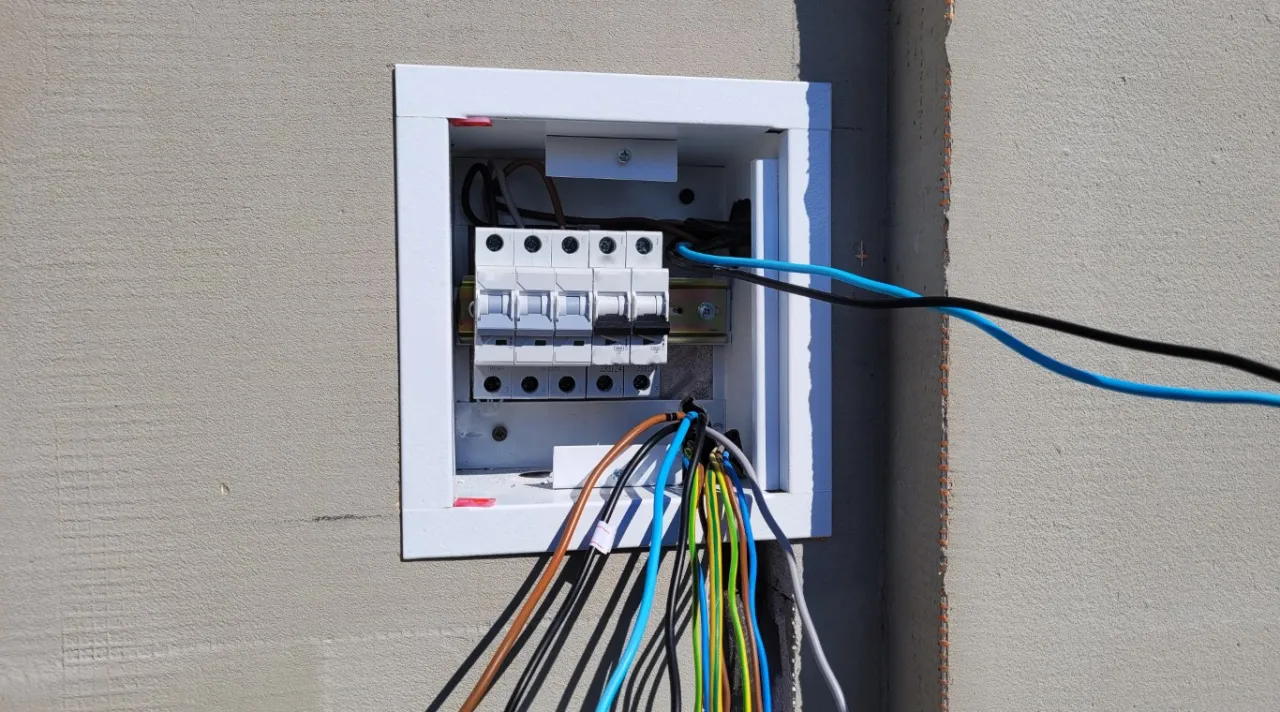 Zdjęcie Jakie są przepisy dotyczące odległości skrzynki elektrycznej od granicy działki?
