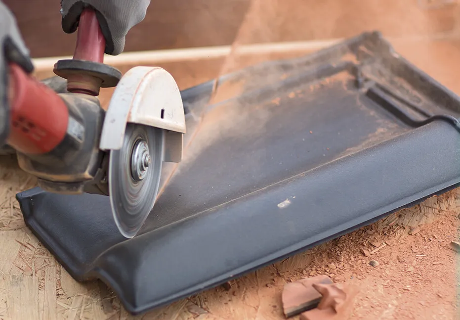 Zdjęcie Czym ciąć dachówkę ceramiczną, aby uniknąć zniszczenia?