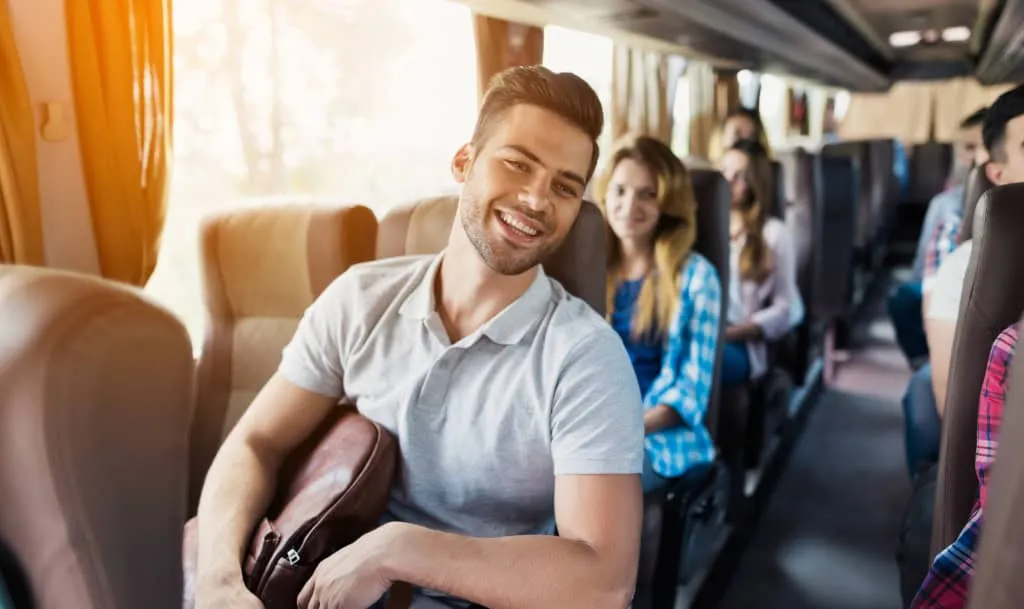Zdjęcie Ile osób może przewozić bus? Sprawdź, zanim wyruszysz w drogę