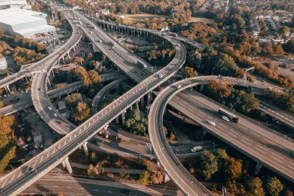 Zdjęcie Kto ma pierwszeństwo na autostradzie? Poznaj kluczowe zasady bezpieczeństwa