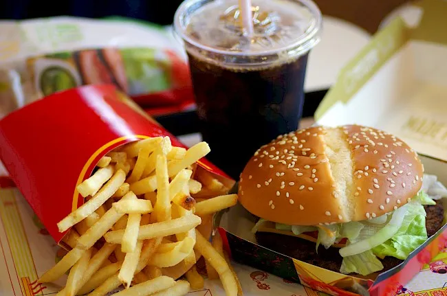 Zdjęcie Ile kalorii ma hamburger z McDonald&#039;s? Zaskakujące fakty o kaloriach