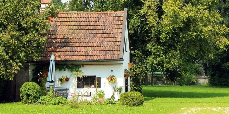 Zdjęcie Jak urządzić mały domek na działce, aby maksymalnie wykorzystać przestrzeń