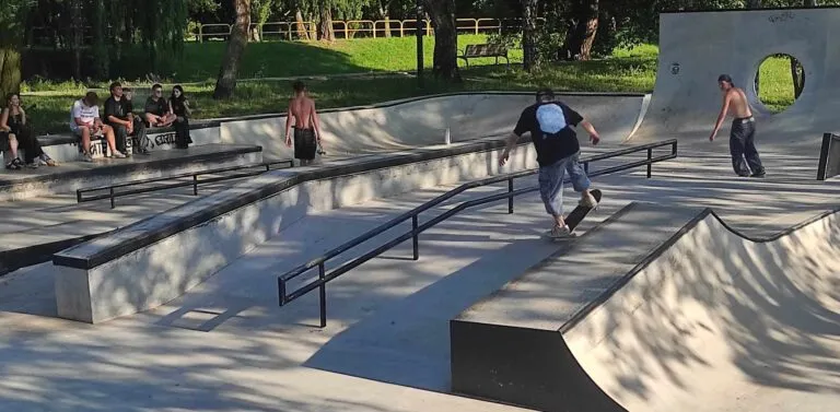Zdjęcie Skatepark Pruszków – odkryj najlepsze miejsca do jazdy na deskorolce