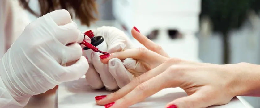 Zdjęcie Czy manicure hybrydowy szkodzi paznokciom? Odkryj prawdę i uniknij szkód